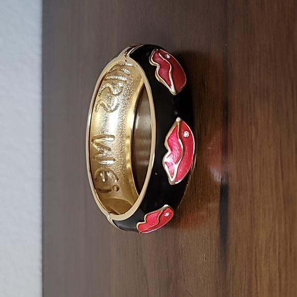 BETSEY JOHNSON First Date Collection Kiss Me Hinged Bangle Bracelet. - Picture 8 of 11